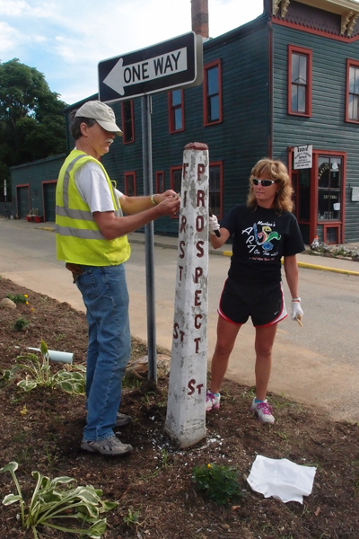 DMRC-United-Way-08-25-14-volunteer-day-Street-Stanchion-Repair(s)